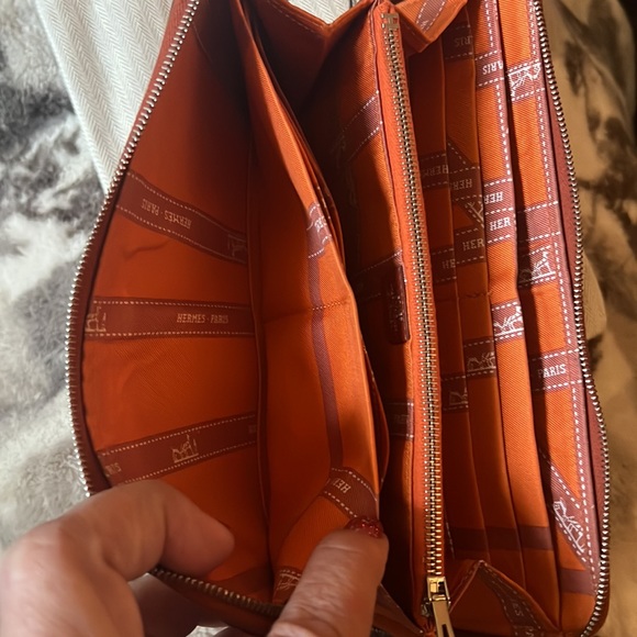 Hermes leather wallet with Hermes pouch beautiful silk lining - Picture 9 of 12